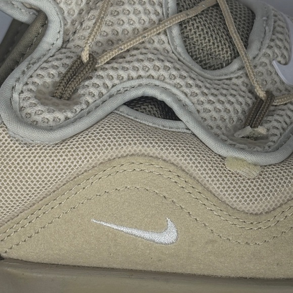 🔥🔥🔥Nike Men's Slip-Ons in Cream and Tan Size: 9.5🔥🔥🔥 - Picture 2 of 12